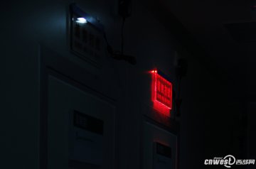 捐精室外“请勿打扰”灯牌亮起表示里面有人