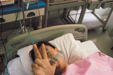 蛇伤男千里来京求救目前仍未脱险