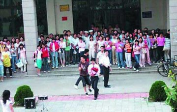 男生聚众示爱被学校处分 网友轰学校不解风情