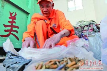 环卫所3天捡百万个烟头 公共场所禁烟路漫漫