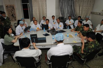 什邡市矿工赖元平在被困191小时后被驻汉空降兵某部官兵成功救出之后