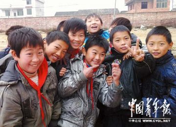 空巢老人和留守儿童“抱团取暖”