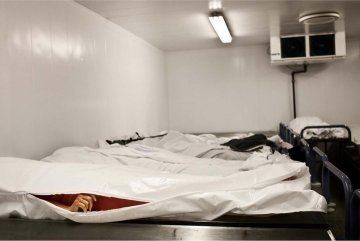 女摄影师照片记录人类死亡历程