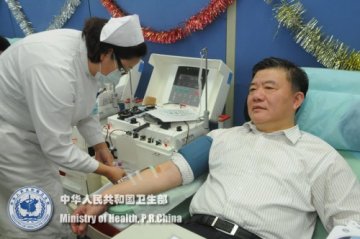 陈竺参与无偿献血 倡导“献血献浆同样光荣”