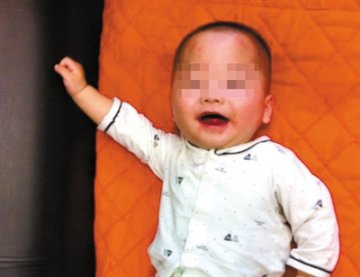 半岁男婴被弃机场外