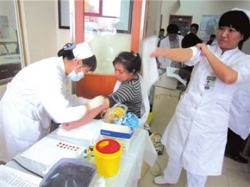 近60名市民接力献血救助遭遇车祸夫妻