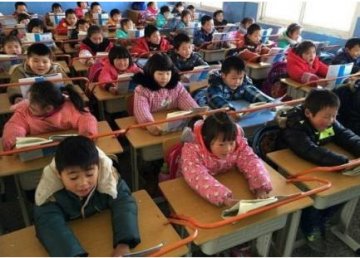 桌椅加栏杆防近视？爱尔专家呼吁应为孩子“减负”