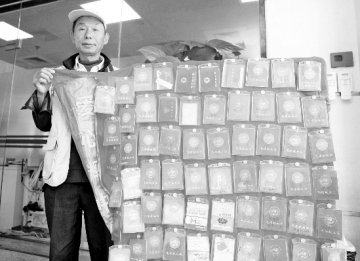 “全国无偿献血第一人”亮78本献血证倡献血