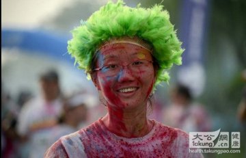 不惧高温天 北京市民“彩色跑步”