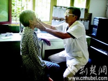 老村医坚守山乡诊所40年曾拒别处8千元月薪