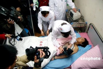 变性男子隆胸后成D罩杯女郎