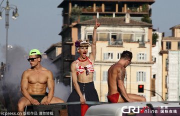 欧洲多国举行同性恋大游行 奇葩造型层出不穷