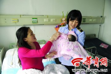 临产孕妇遭遇堵车路边产子 公交车一路急送医院