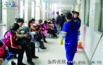 手足口病患儿增多 家长自带晾衣竿给孩子挂吊瓶