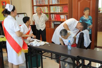 赤峰市中蒙医院的医护人员来到光荣院义诊