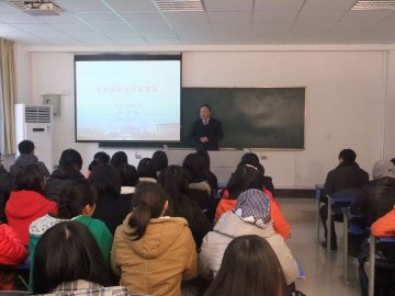 段金廒副校长新学期伊始走上讲台为本科学生授课