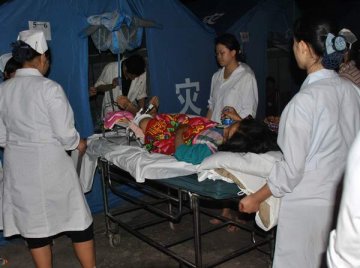 云南彝良地震灾区伤员救治工作有条不紊