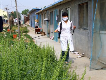 淮北社区医务人员进工地消毒 预防疟疾等夏季疾病