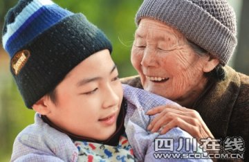 8旬太婆陪脑瘫重孙女练习行走10年
