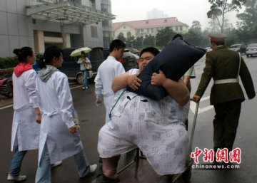 重庆450斤巨胖就医：脂肪层太厚超声波无法穿透