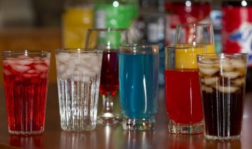 与类风湿性关节炎相关的饮食因素主要集中在酒精、鱼类和糖