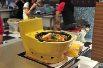 英媒盘点全球最另类餐厅：现代厕所餐厅