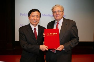 刘德培院校长向UCSF 医学院马克•舒曼教授颁发我校名誉教授证书