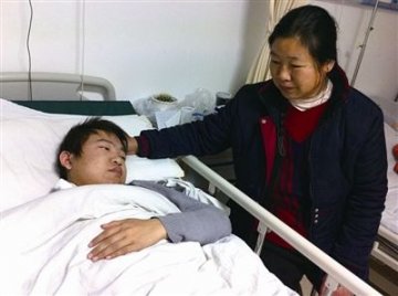 农妇捐肾给病重儿子 称妈想再给儿一条命