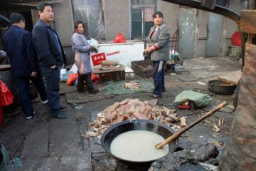 黑皮冻加工点将肉皮与塑料袋放在一起煮