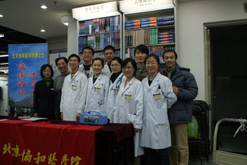 我校组织开展“学雷锋--健康咨询志愿服务”
