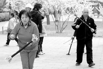 健身新方式--舞“花棍”