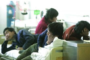 厨师误将机油当食油炒菜致人中毒