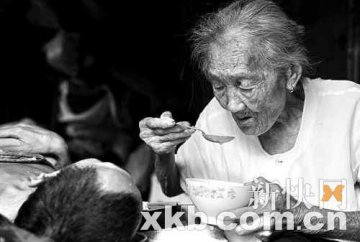 95岁驼背母亲照顾60岁瘫痪儿子 亲手喂饭端尿盆