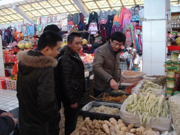 南湖区副区长马纪良带队检查节前食品药品安全