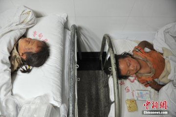 云南“8.03”地震伤员接受救治