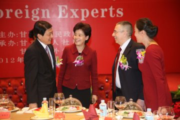 省人民医院法籍运动康复医学专家杜古路.伊夫教授获敦煌奖
