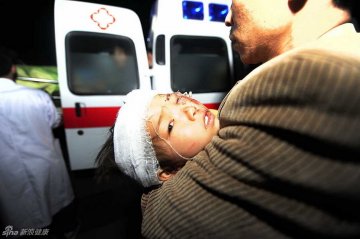 8.芦山县人民医院安置点，救治地震中伤者
