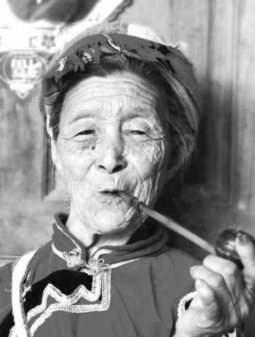 中国百岁老人生存状况调查：女比男多 南比北多