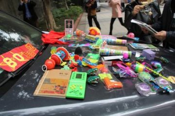 美女开豪车摆地摊，唤醒永不过期的回忆