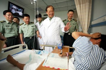 全国著名创伤外科专家王正国院士等到病房指导地震伤员救治工作