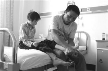 男子抚养脑瘫弃婴十年为给养女治病散尽家财