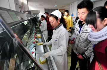河南洛阳血站开放日，为市民解疑释惑