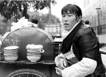 7旬老人买早点突然发病 两名女摊主上前扶住