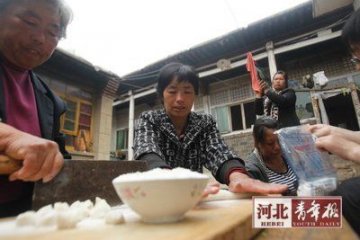 女子照顾瘫痪丈夫27年亲戚送牌匾称赞
