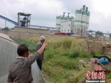 江苏盐城一企业灰尘污染严重 项目被叫停仍上马