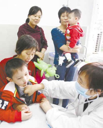 四小时没喝一口水，医生没三头六臂难干儿科
