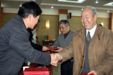 第四批全国老中医药专业学术经验继承工作继承人导师聘任及带教培训工作会议在我校顺利召开
