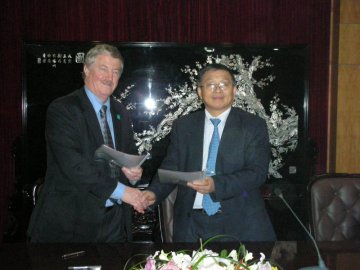我校与英国东伦敦大学签署合作协议