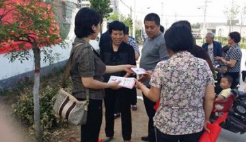河北省邢台市桥西疾控中心“赶大集”宣传艾滋病防治知识