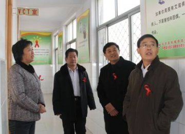 山东省平邑县有关领导慰问艾防一线人员